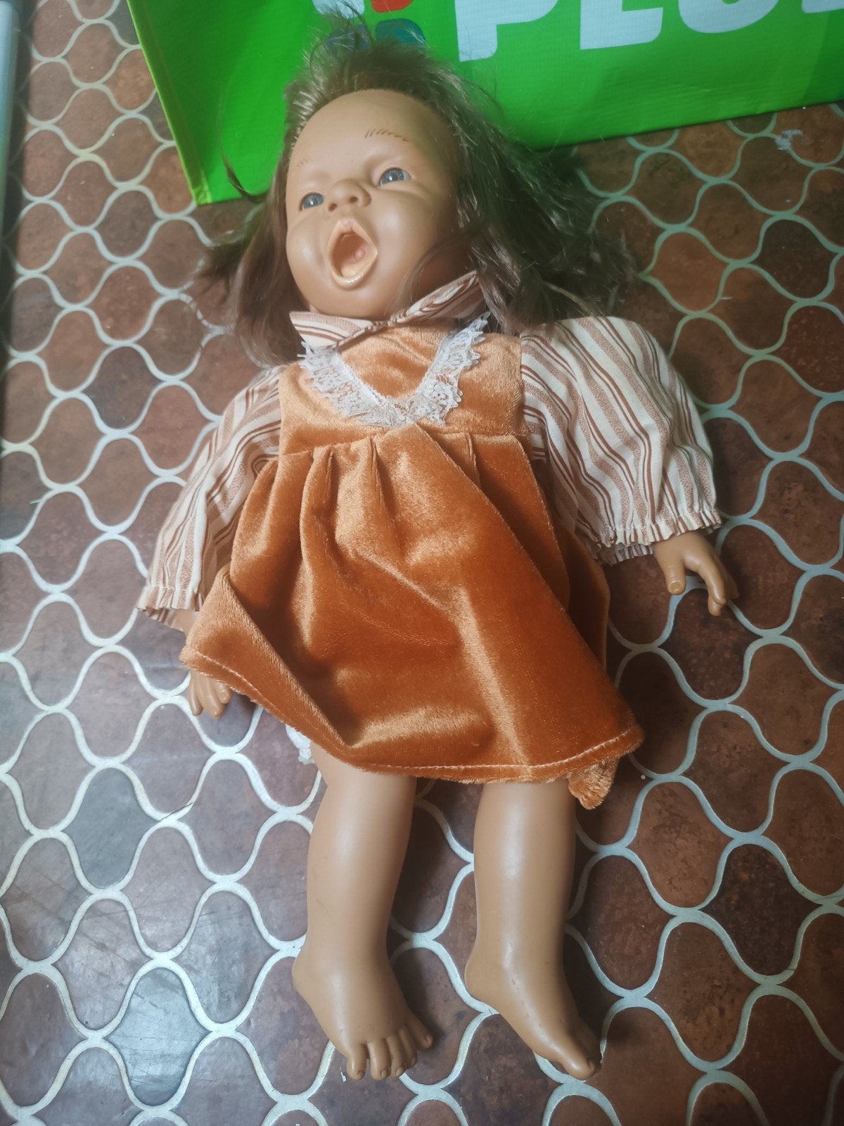 Vintage Babypop met Oranje Jurk en Bruin Haar, Kinderen en Baby's, Ophalen of Verzenden, Zo goed als nieuw, Babypop