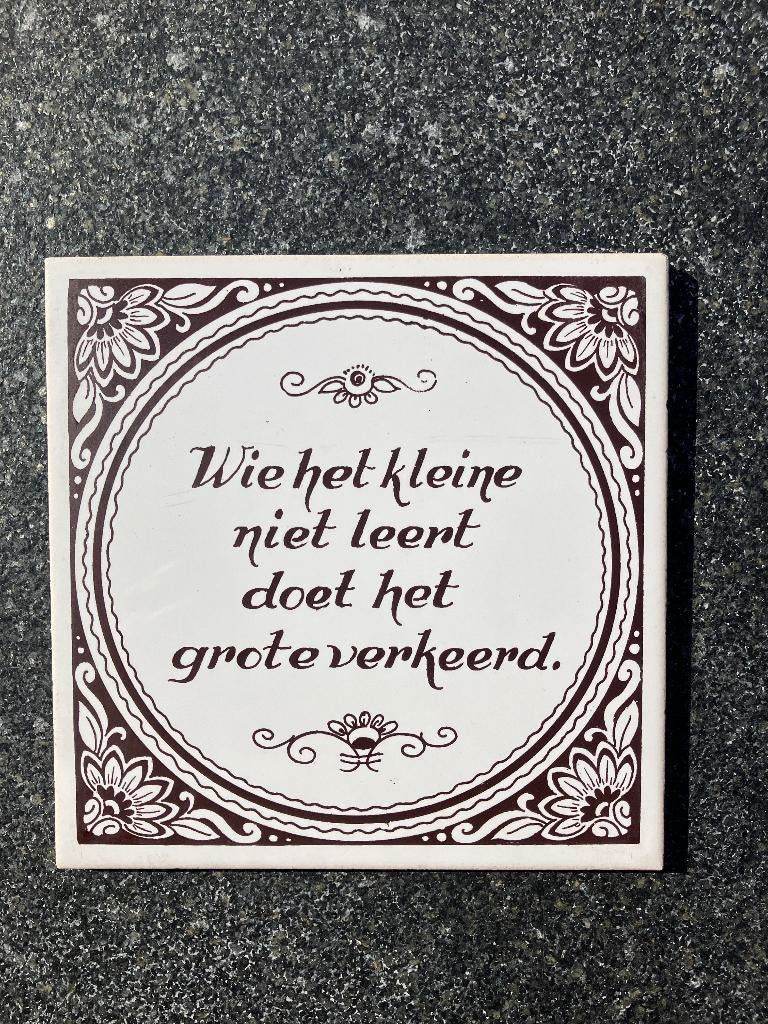 Vintage spreuktegel - Wie het kleine niet leert, Ophalen of Verzenden