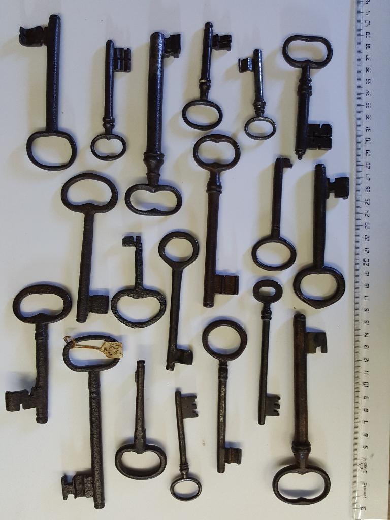 19 sleutels, ijzer, 17e - 20e eeuw, Ned/Frans/Spaans, Antiek en Kunst, Antiek | Gereedschap en Instrumenten, Verzenden