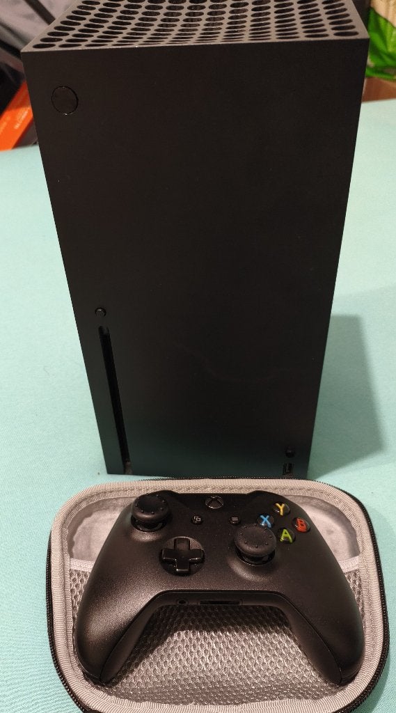 Foto 2 van Nette Xbox series X met controller