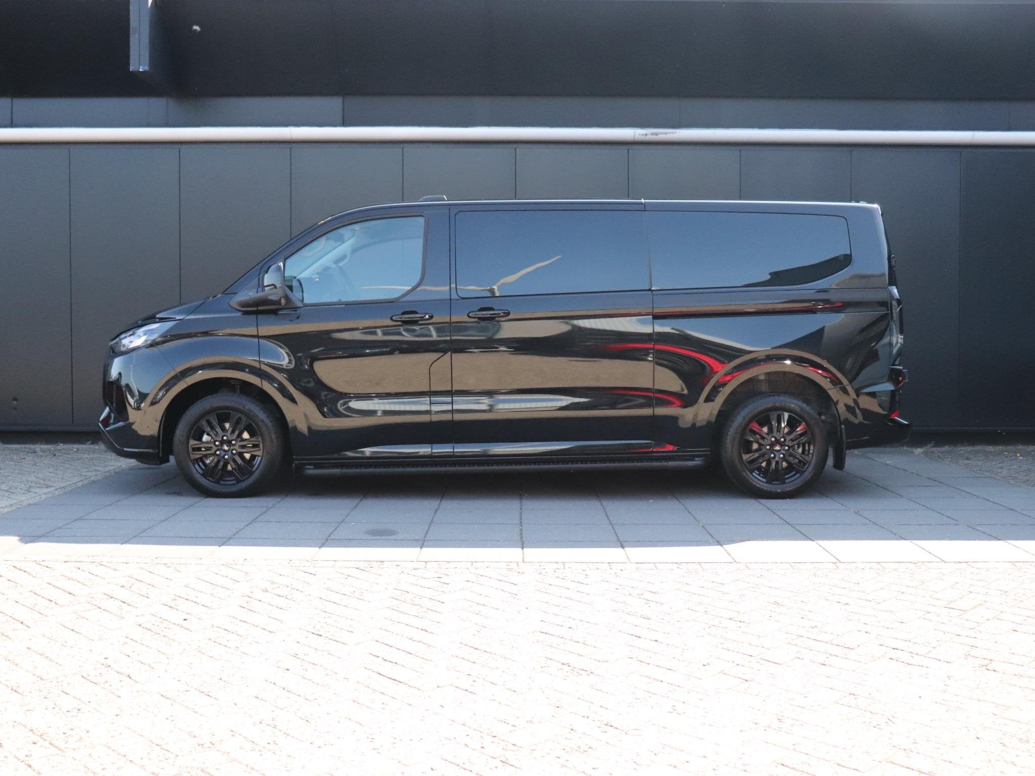 Ford Transit Custom 320 2.5 PHEV L2H1 Black Platinum DC | 5, Auto's, Bestelauto's, Gebruikt, 4 cilinders, Zwart, Bedrijf
