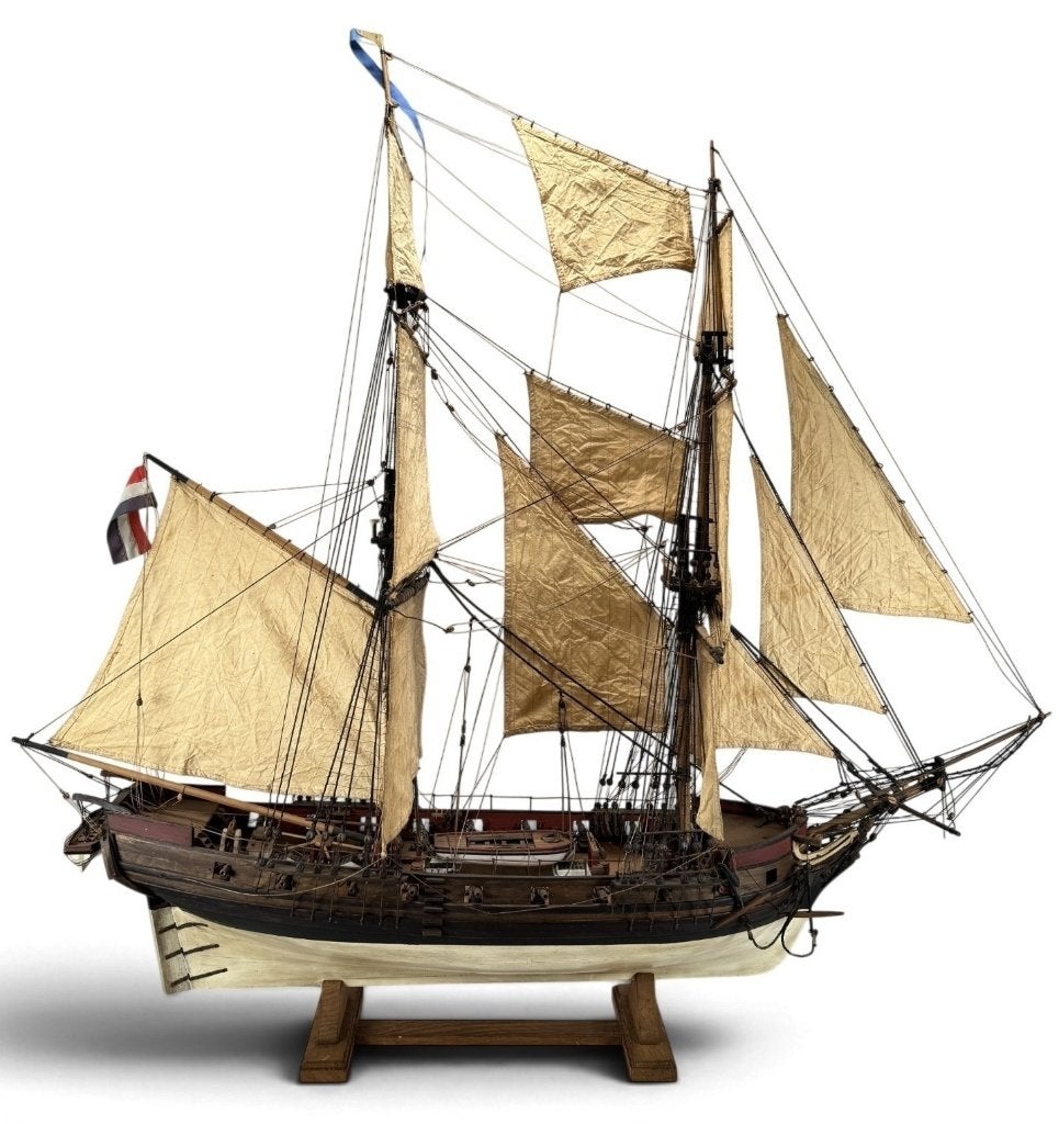 1003. Houten modelboot - tweemaster met kanonnen, 20e eeuw, Ophalen of Verzenden, Zo goed als nieuw