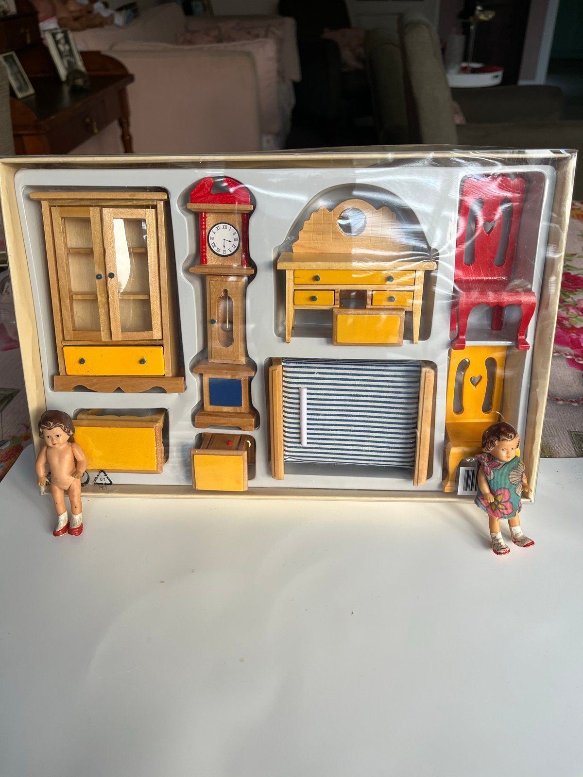 Vintage Poppenhuis Meubeltjes Set met 2 Poppen, Verzamelen, Poppenhuizen en Toebehoren, Ophalen of Verzenden, Gebruikt, Poppenhuis