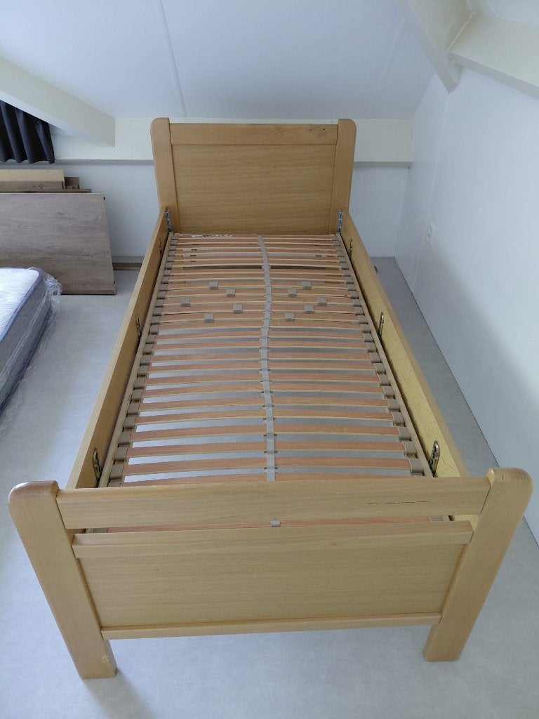 Massief houten bed 90x200, Ophalen, Verstelbaar, 90 cm, Zo goed als nieuw