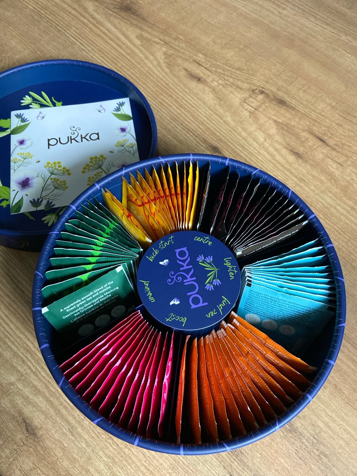 Pukka theedoos met diverse theesmaken, Papier/karton, Ophalen of Verzenden, Zo goed als nieuw, Meerkleurig