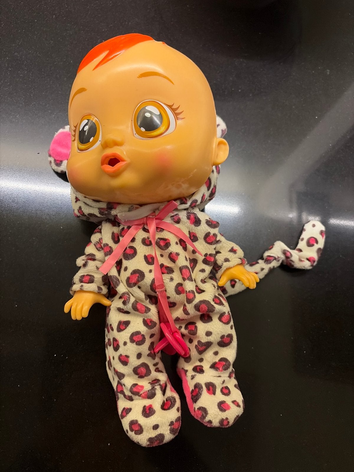 Cry Babies babypop met luipaardpakje en speen, Kinderen en Baby's, Speelgoed | Poppen, Ophalen, Gebruikt, Babypop