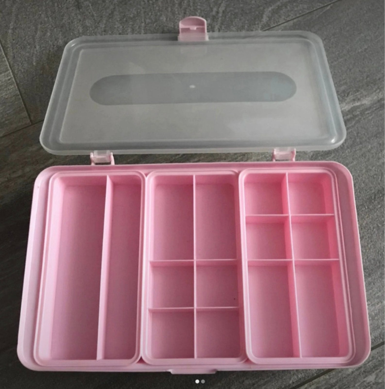 Roze knutseldoos met vakjes 37x25x9., Gebruikt, Overige thema's, Gereedschap of Toebehoren, Kunststof