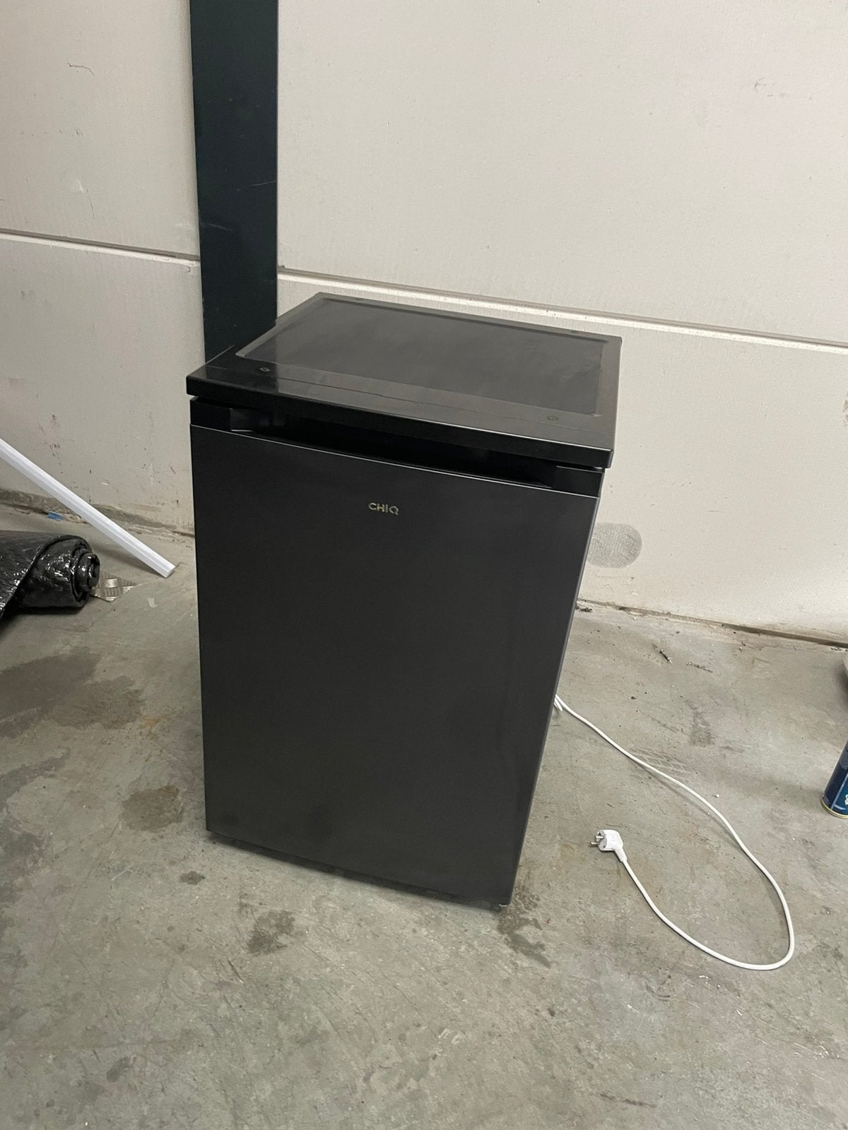 Zwarte CHiQ koelkast – Modern design – Gebruikt, Witgoed en Apparatuur, Minder dan 75 liter, Ophalen of Verzenden, Zo goed als nieuw
