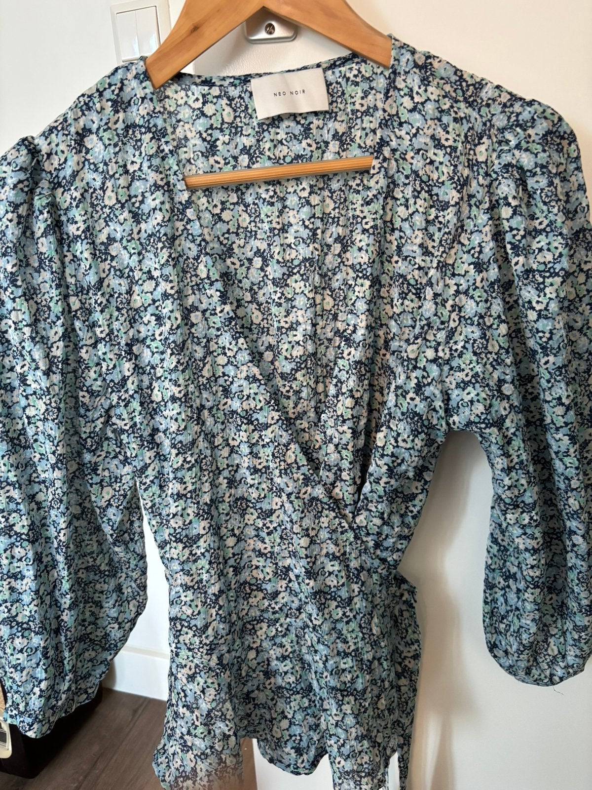 Blauw/bloem wikkel blousje, Neo Noir, maat M, Kleding | Dames, Blouses en Tunieken, Ophalen, Zo goed als nieuw, Blauw