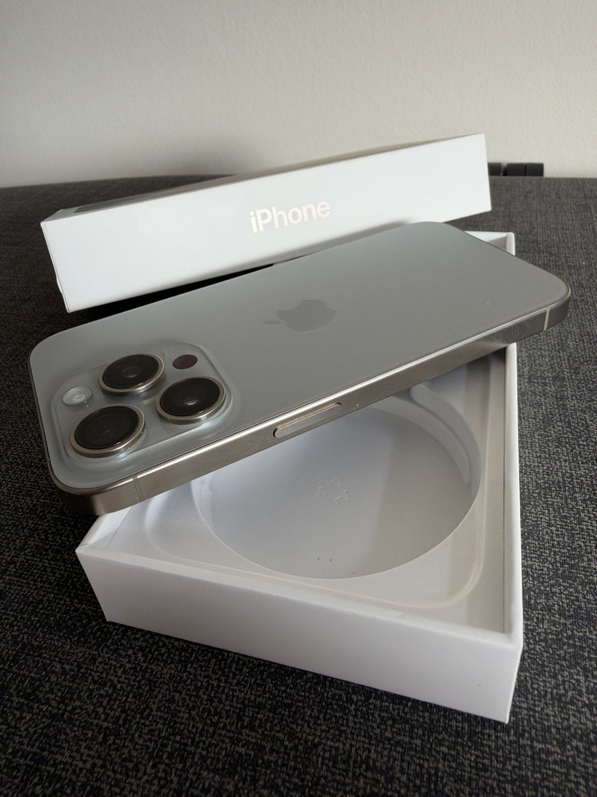 Foto 4 van Apple iPhone 15 Pro 128GB Natural Titanium - Zeer goed