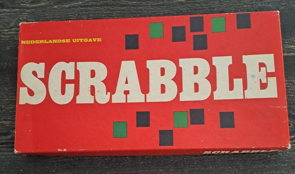 Scrabble, compleet, Nederlandse uitgave, 2 setjes letters !!, Vijf spelers of meer, Ophalen of Verzenden, Gebruikt, Onbekend