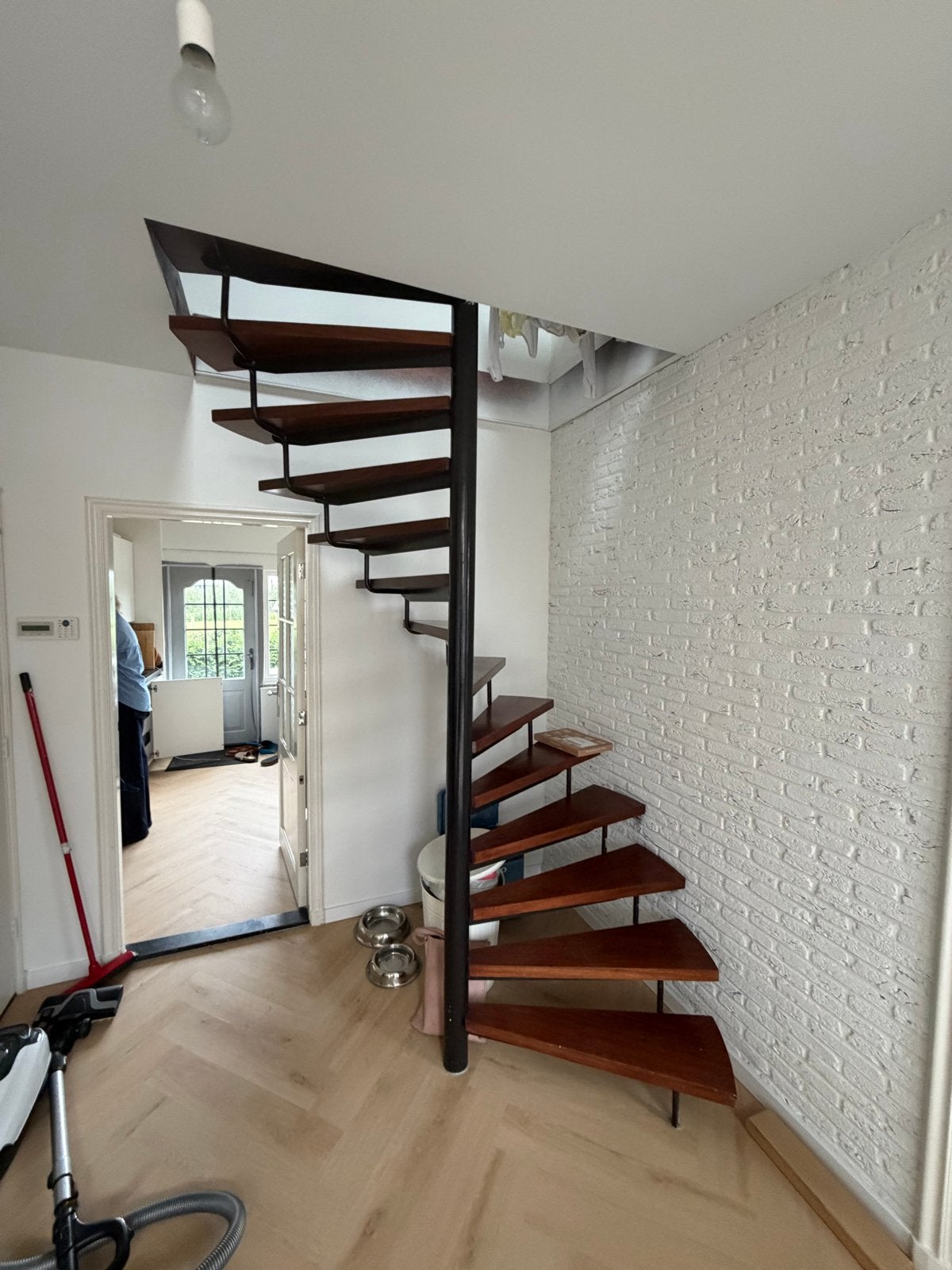 Spiraaltrap met houten treden en metalen frame, Ophalen, Gebruikt