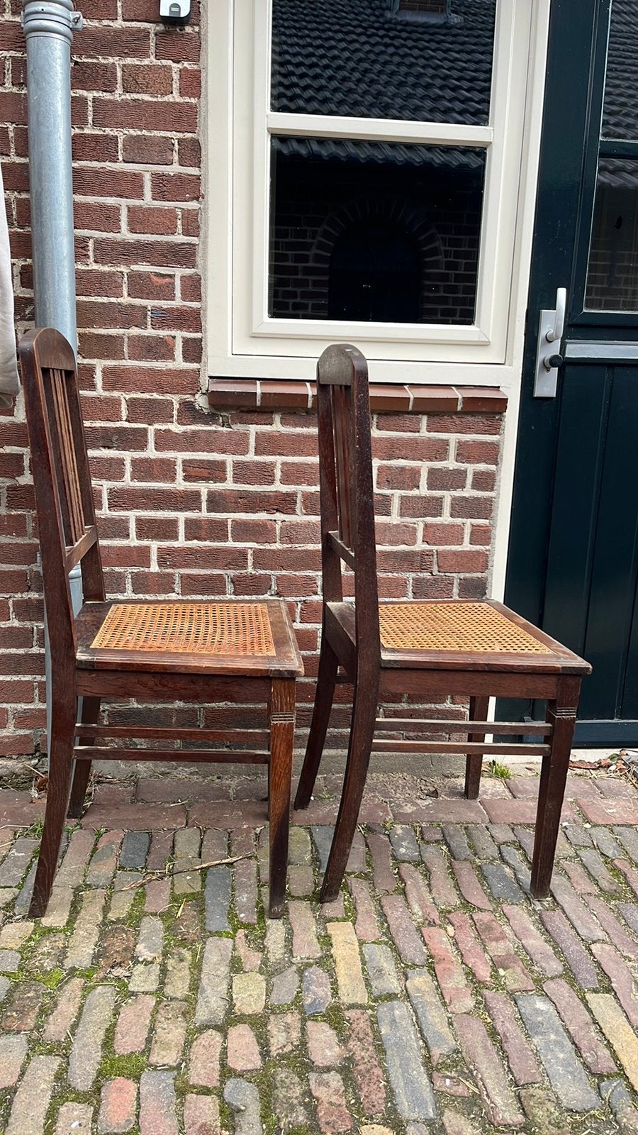Oude antieke stoeltjes, Ophalen