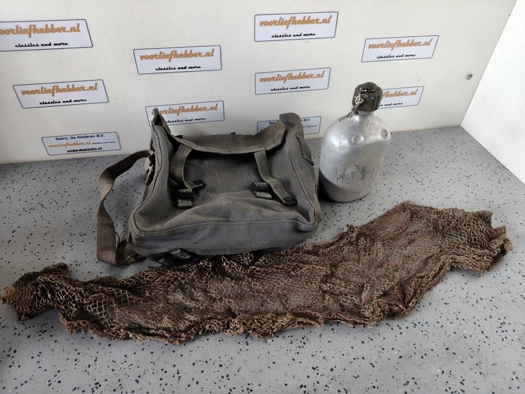 Vintage leger pukkel met aluminium veldfles en net, Verzamelen, Overige typen, Ophalen of Verzenden, /, /