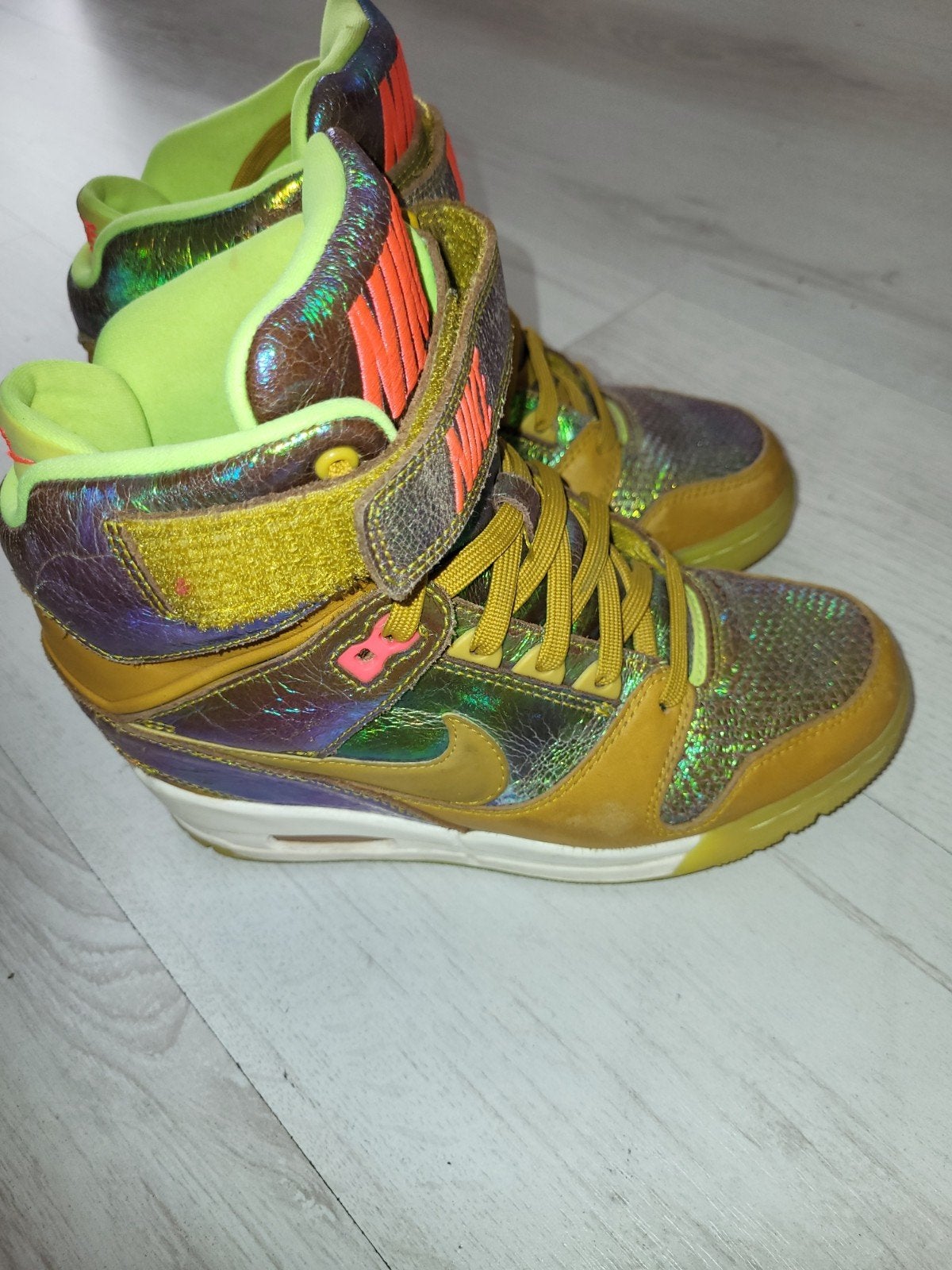 Nike air revolution sky hi world cup gold trophy iridescent, Kleding | Dames, Schoenen, Ophalen of Verzenden, Sneakers of Gympen