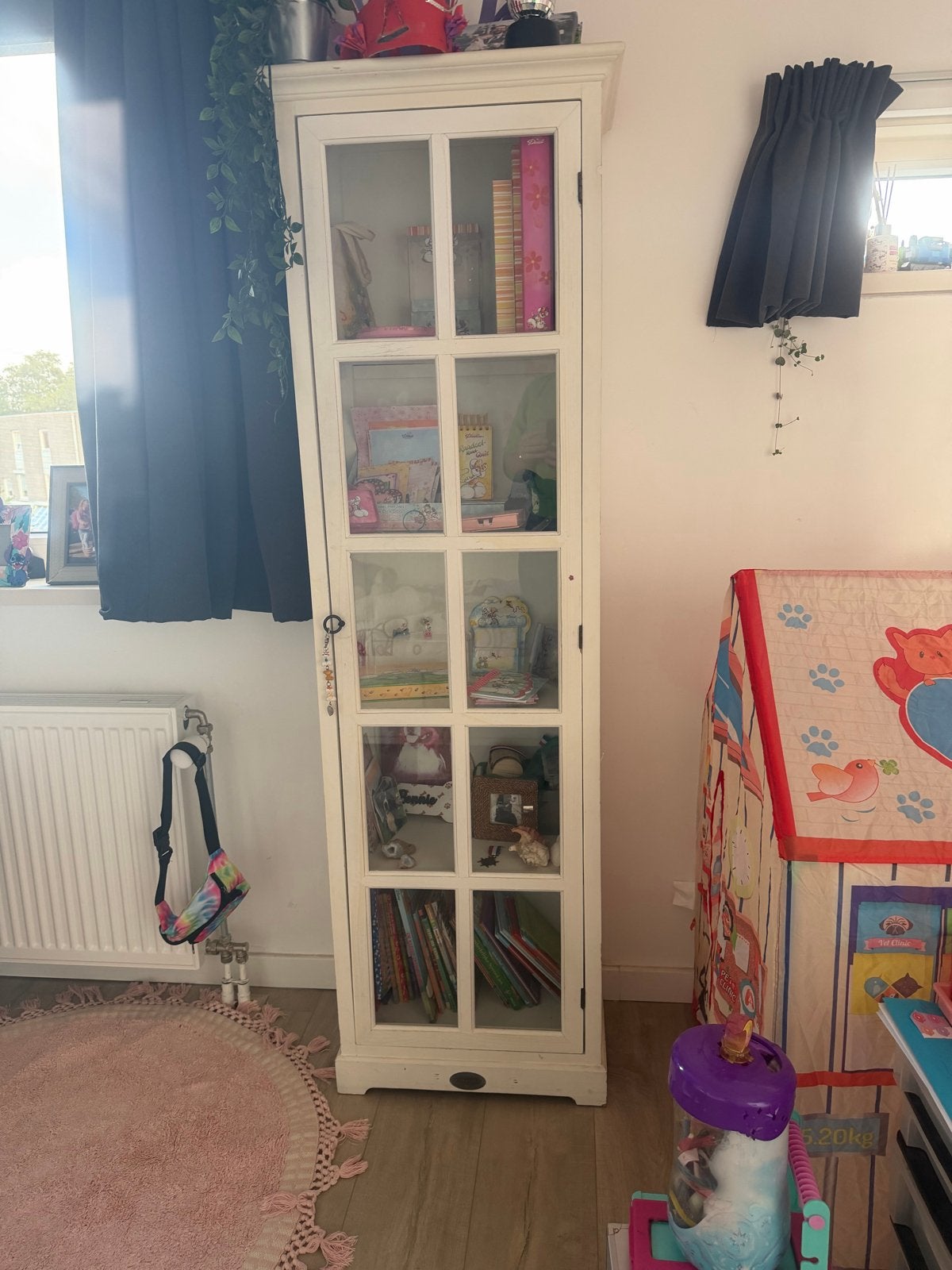 Witte vitrinekast met glazen deuren planken merk riverdale, Ophalen, Minder dan 50 cm, Gebruikt, 200 cm of meer