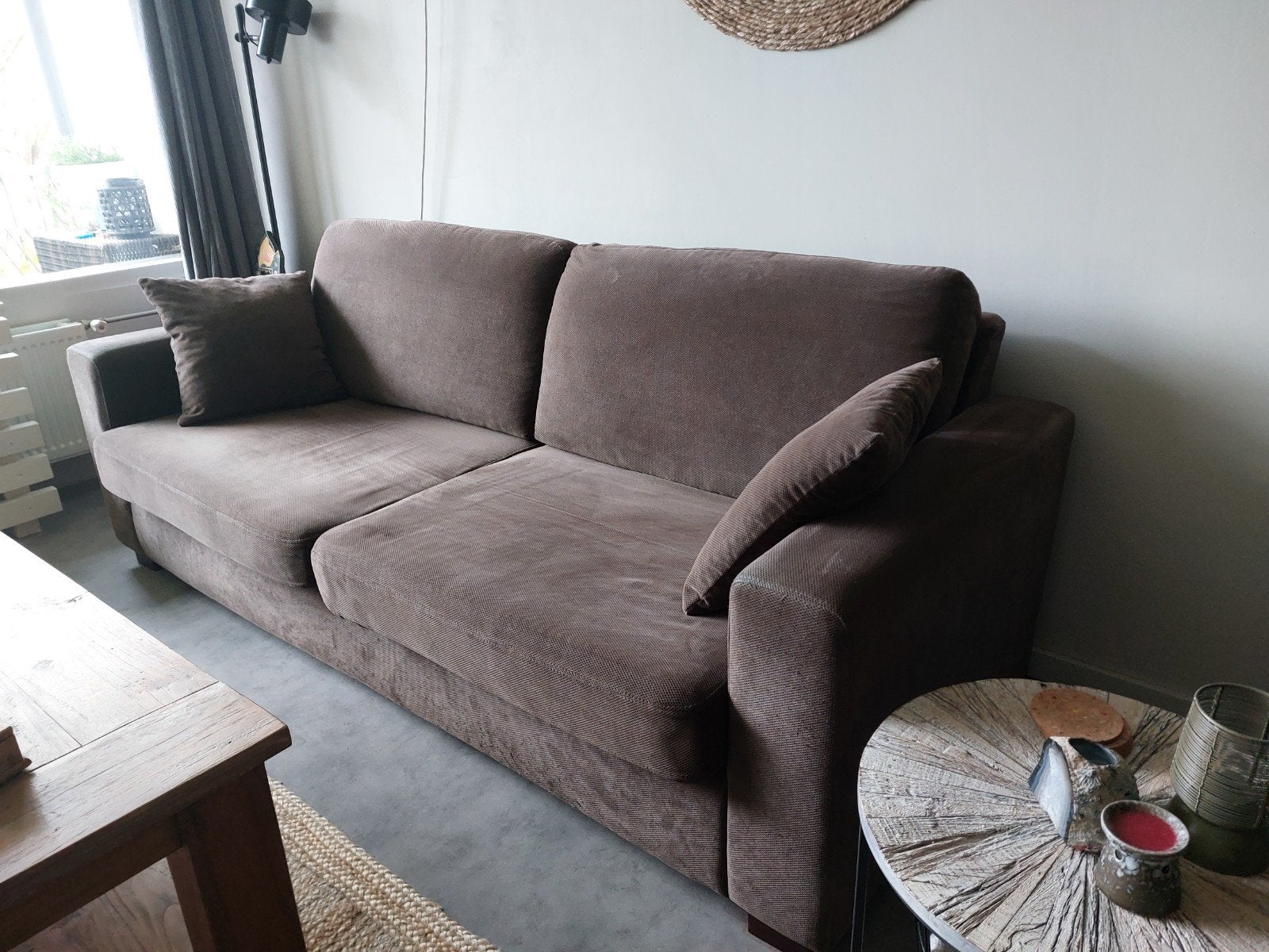 Bruine stoffen bank met kussens, Ophalen, Modern, Comfortabel, Driepersoons, 75 tot 100 cm