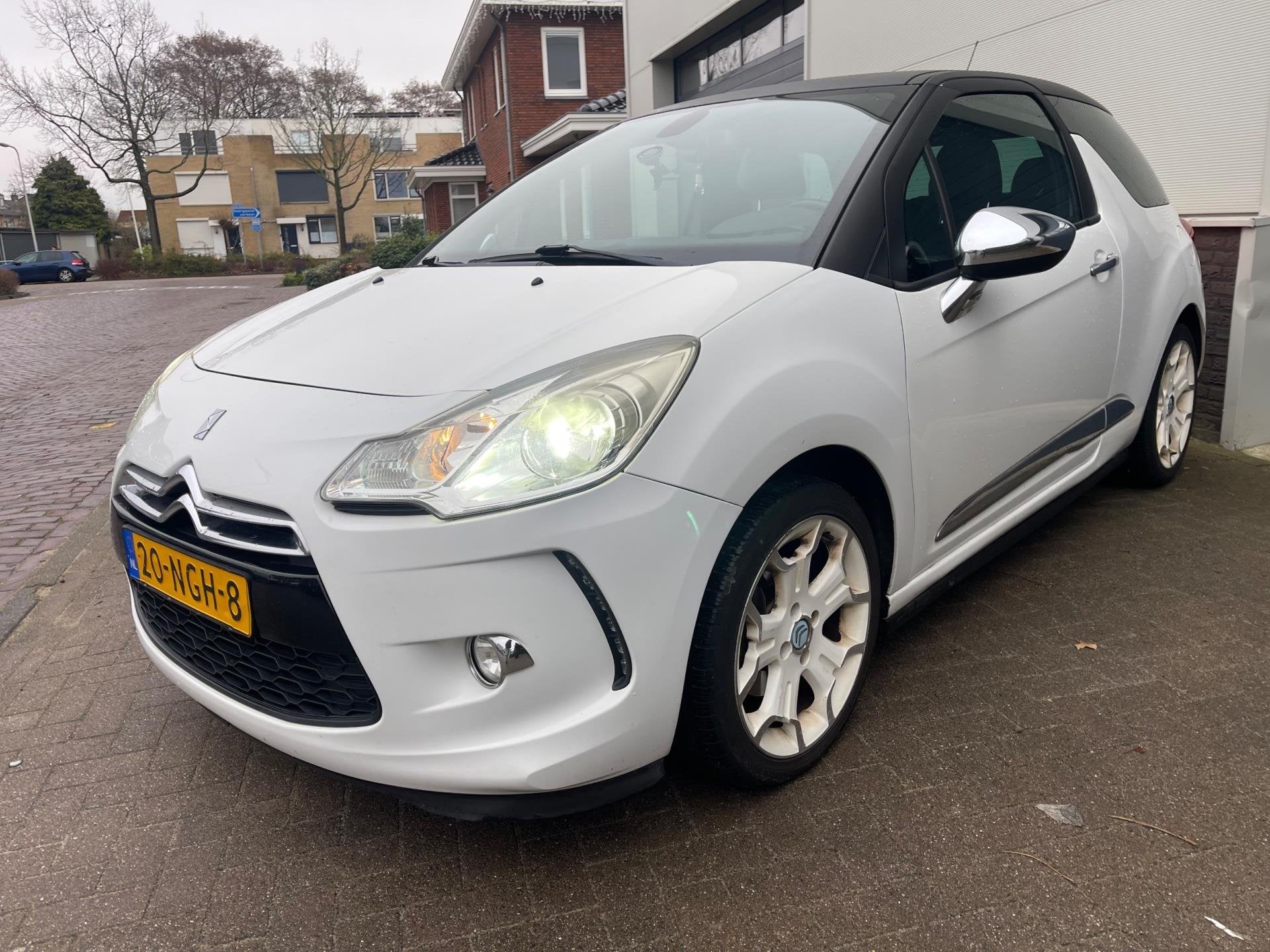 Citroen DS3 1.6 So Chic/Navi/Ledr/Climate-c/Cruise-c/Led/Sto, Voorwielaandrijving, Euro 5, 4 cilinders, Wit
