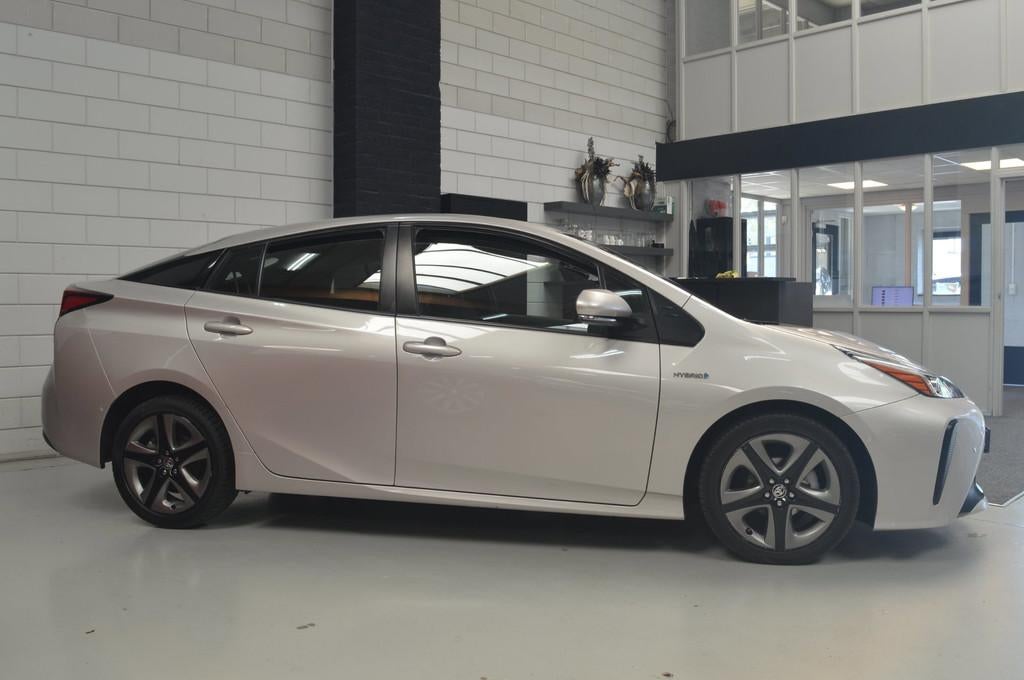 Toyota Prius 1.8 Dynamic // NAVI // CAMERA // ADAPTIVE CRUIS, Stof, 98 pk, Hybride Elektrisch/Benzine, Prius