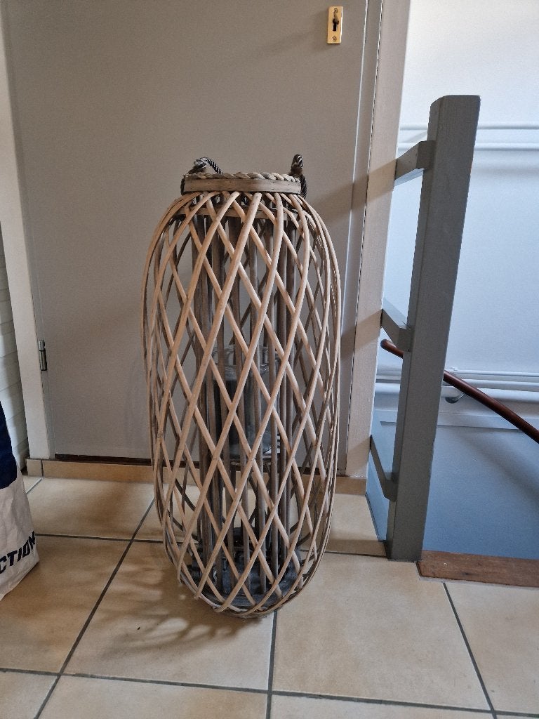 Rieten bamboe kandelaar 90cm hoor, Huis en Inrichting, Woonaccessoires | Kandelaars en Kaarsen, Ophalen, Gebruikt, Kandelaar, 90 cm