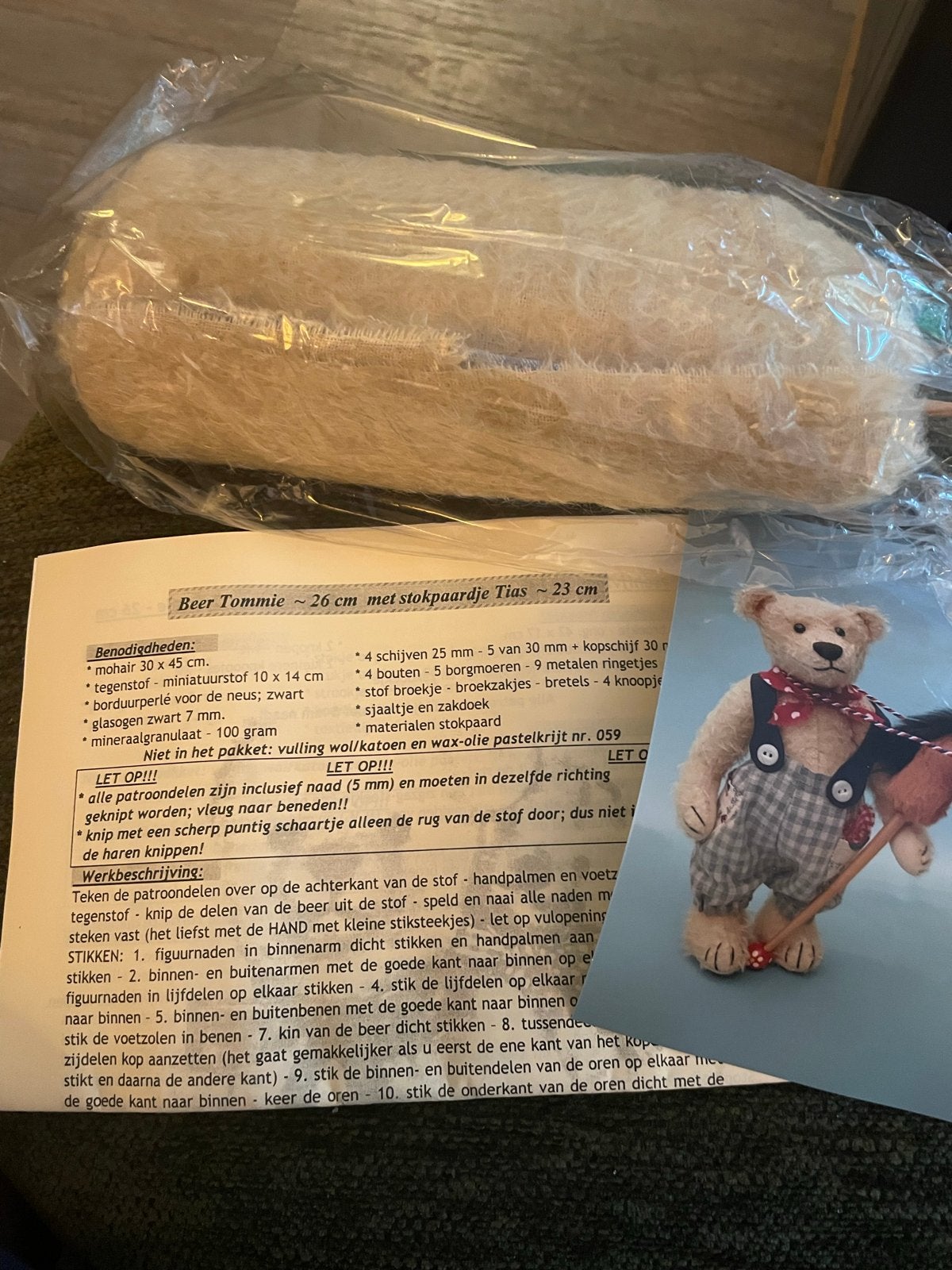Pakket van Beer Tommie (stokpaardje Tias (26 cm), Hobby en Vrije tijd, Ophalen, Handgemaakt, Nieuw, Meerkleurig