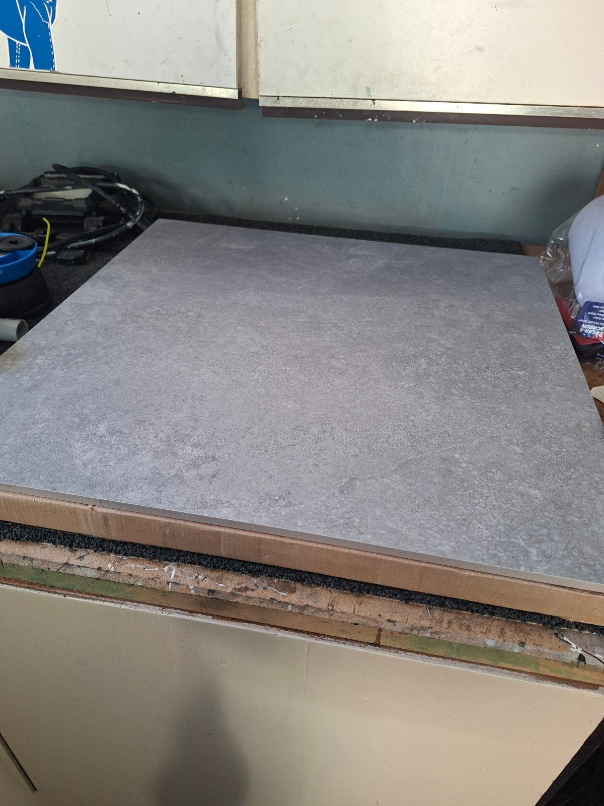 Grijze keramische vloertegel, Ophalen, 60 cm of meer, Nieuw, Minder dan 5 m²