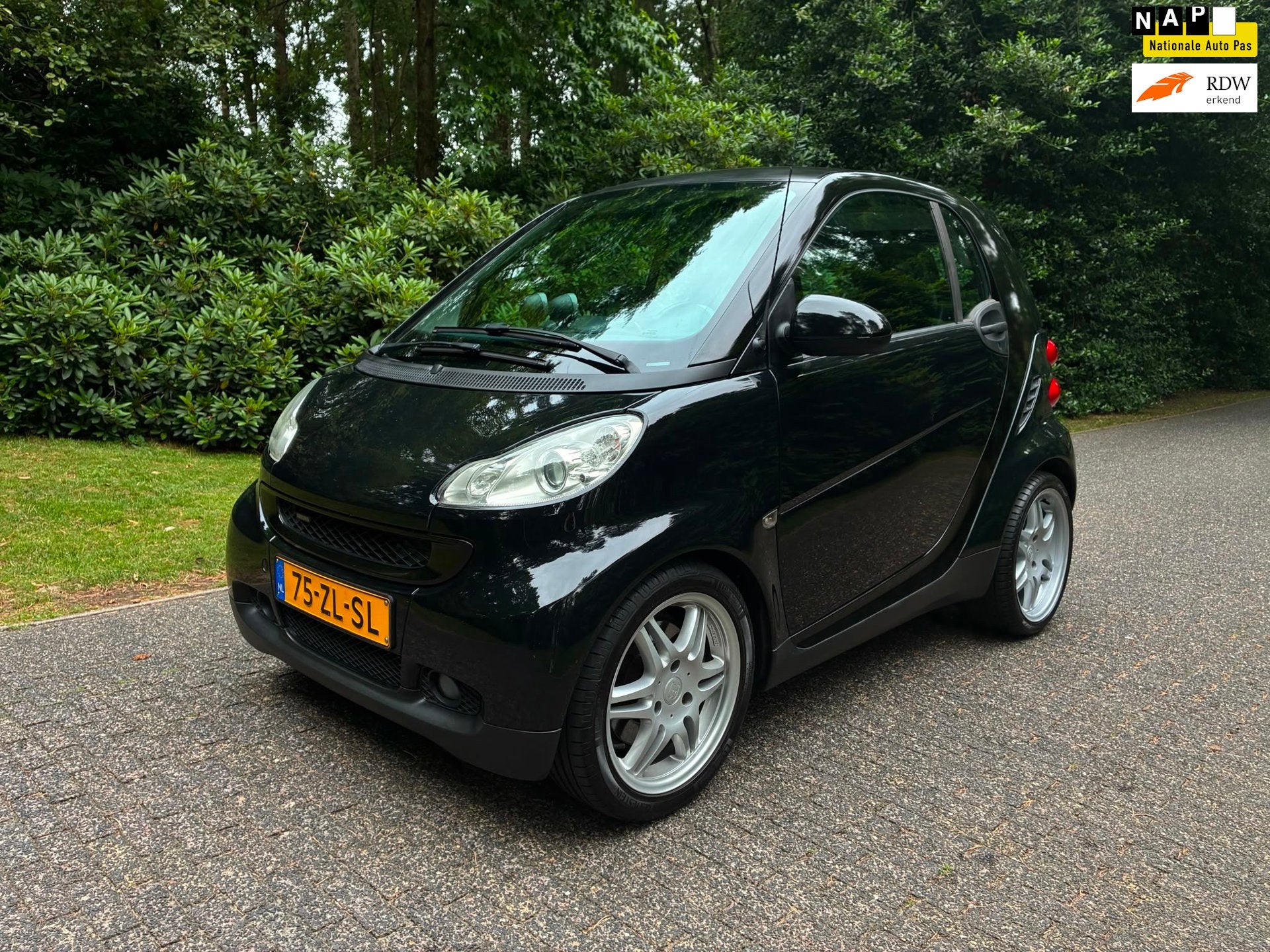 Smart Fortwo coupé 1.0 BRABUS 98pk Leder / Airco / Carplay, Auto's, Smart, Automaat, Achterwielaandrijving, Gebruikt, Zwart