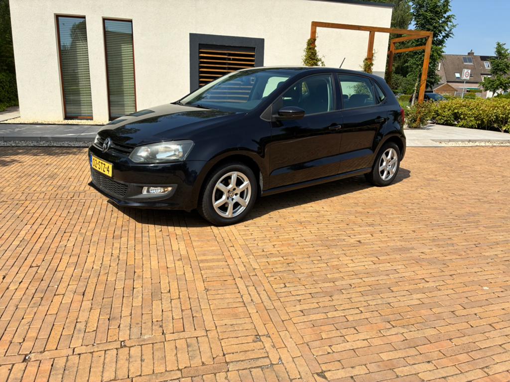 !!Volkswagen Polo 1.4 16V FSI 63KW 2010 Zwart nieuwe apk!, Voorwielaandrijving, 970 kg, Stof, 40 €/maand