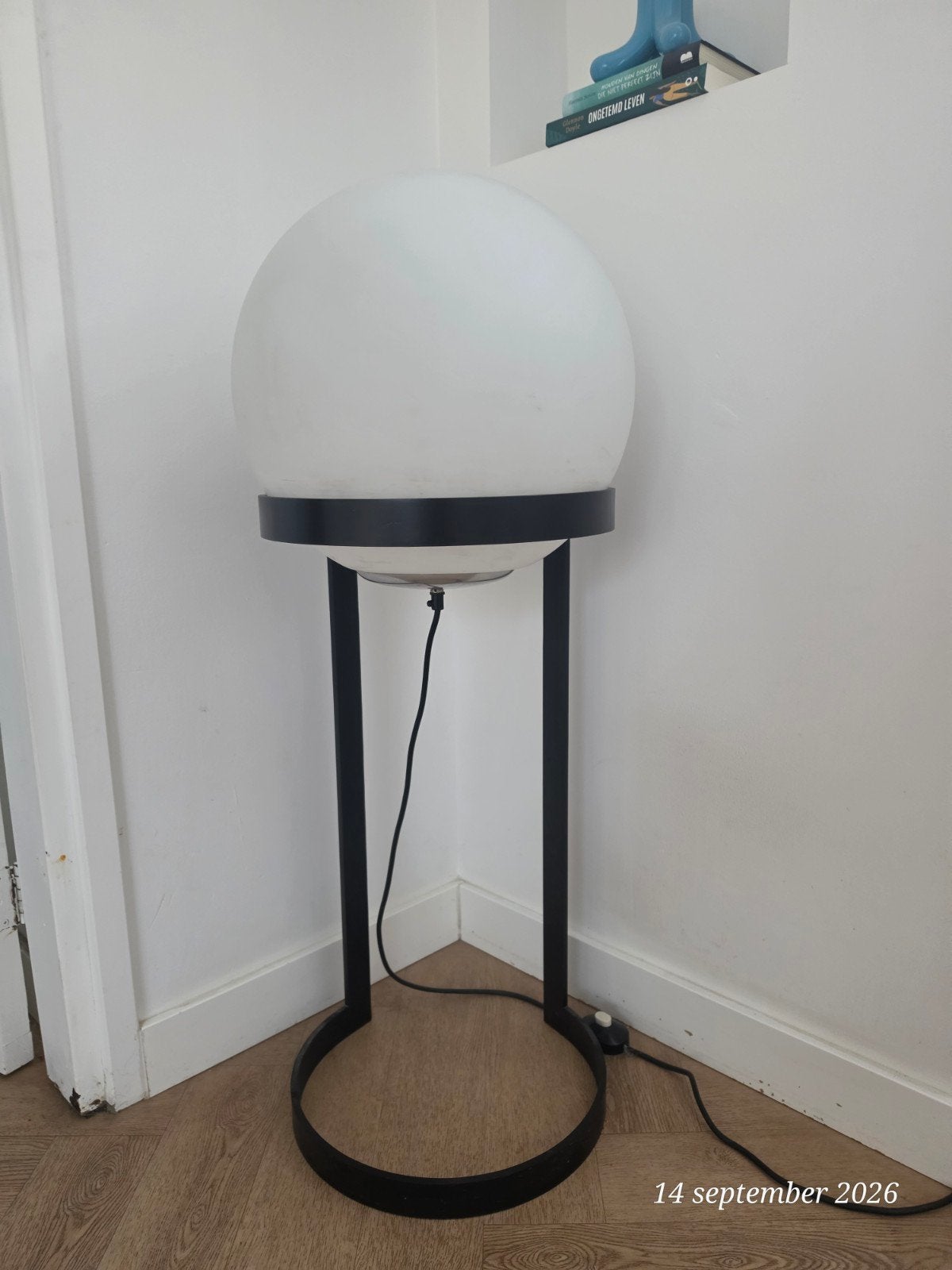 Foto 2 van “Vintage vloerlamp in Space Age (1970s), opaline glazen bol