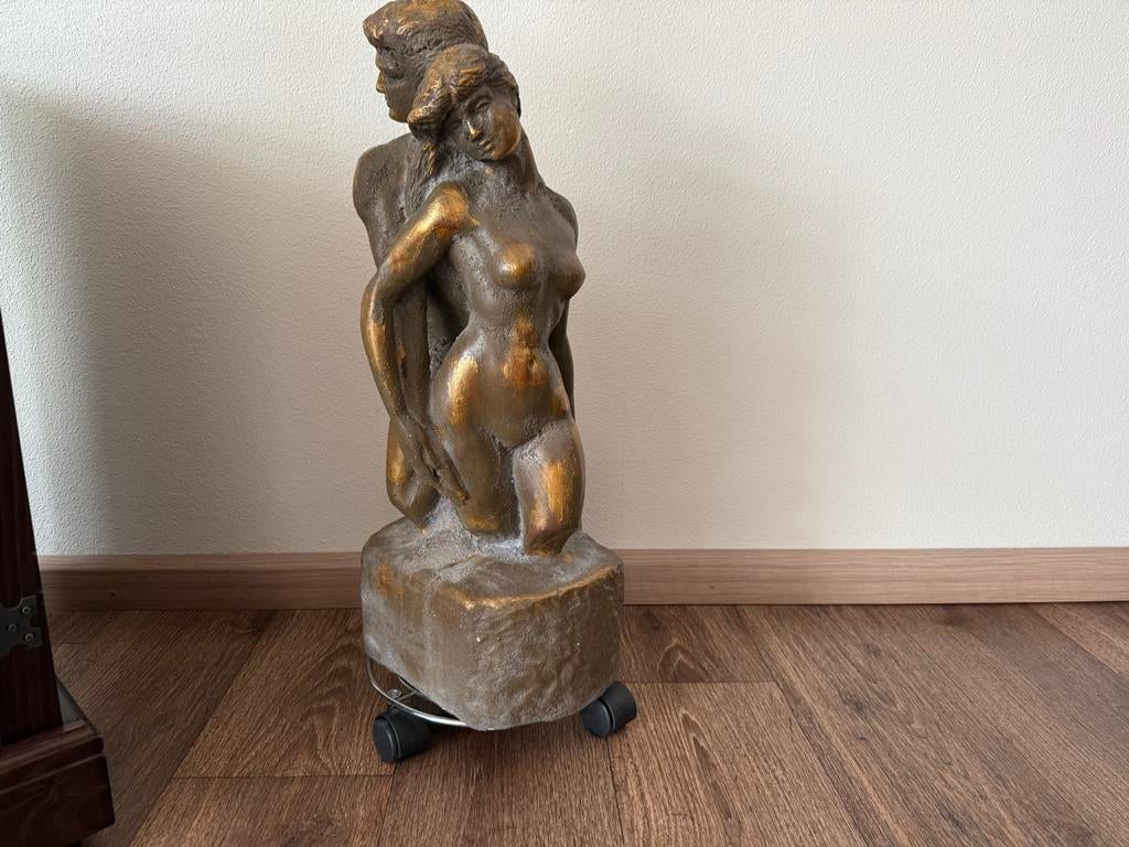 Groot betonne (bronzen look a like) beeld van omhelzend paar, Ophalen, Groep mensen, 50 - 100 cm, Beeld