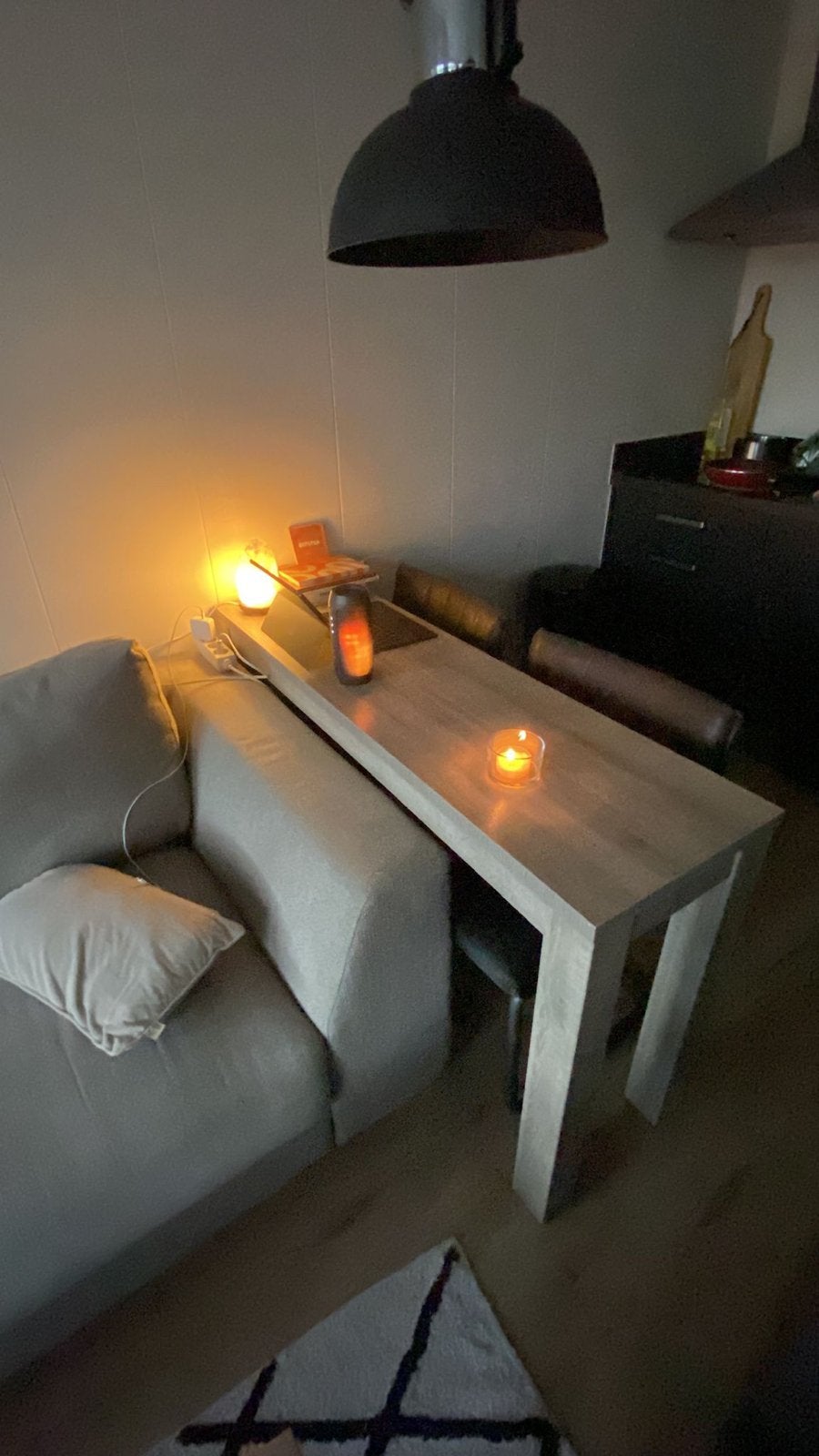 Grijs bureautje of side table op hoge poten, Ophalen, Gebruikt, 100 tot 150 cm, Overige houtsoorten