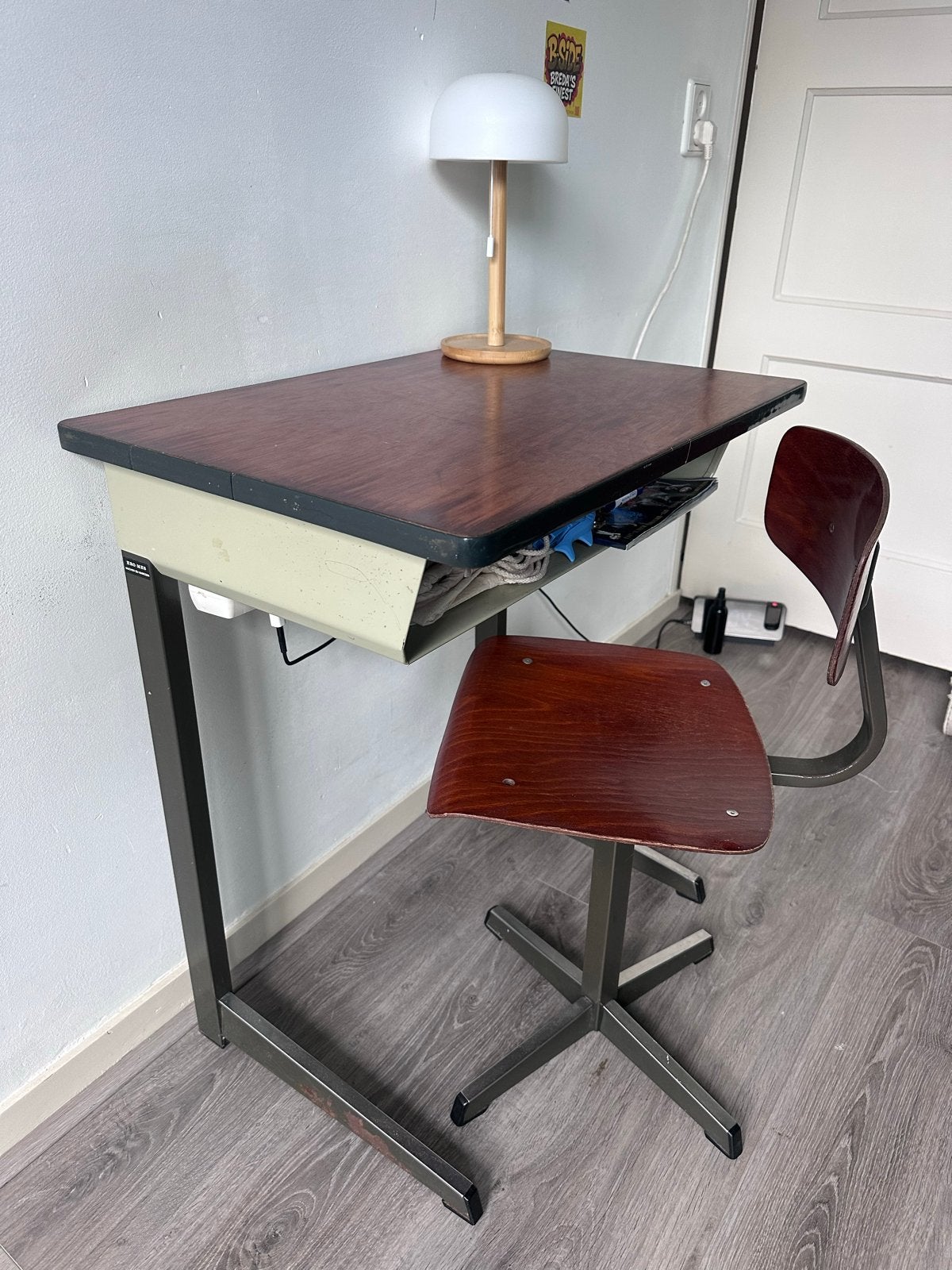 Vintage schoolbureau met bijpassende stoel, Huis en Inrichting, Bureaus, Gebruikt, Hout, Schoolbureau, Ophalen of Verzenden