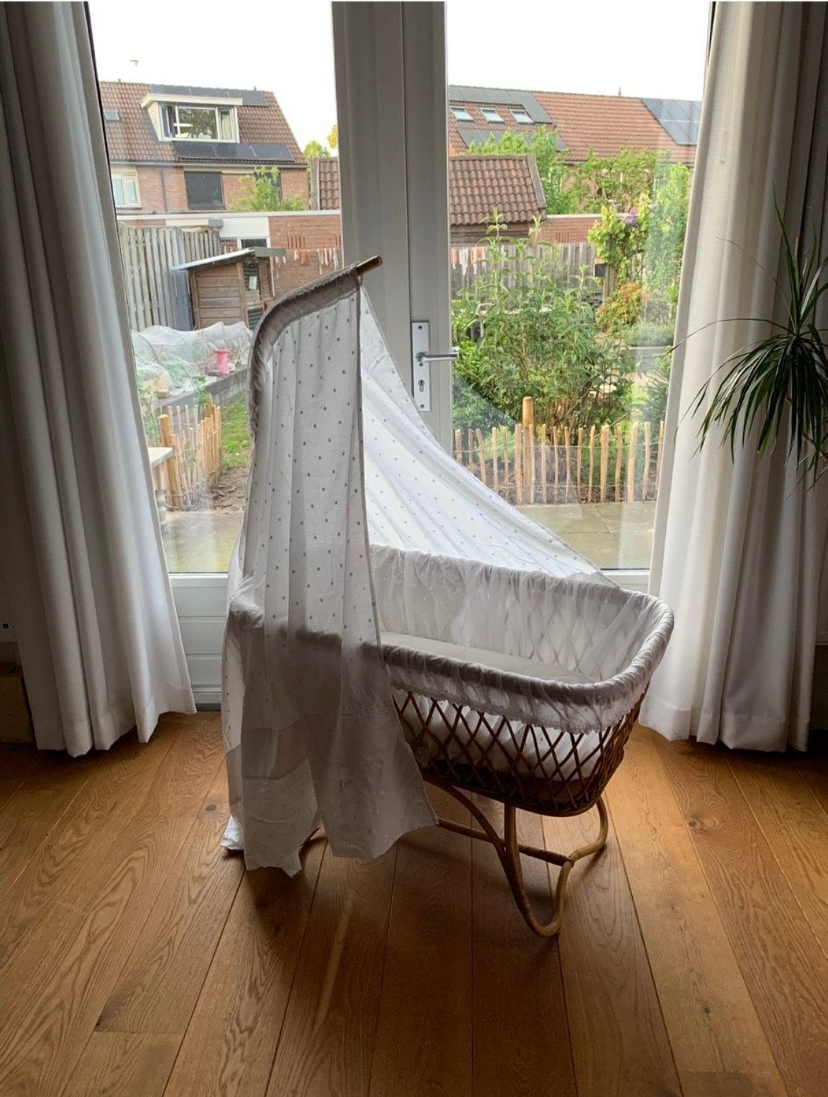 Rotan wieg met matras en hemeltje, Ophalen, Zo goed als nieuw, Wieg