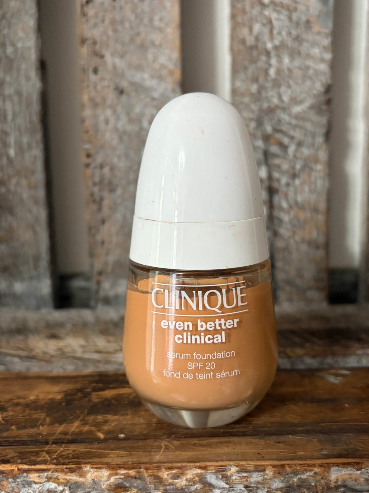 Clinique Even Better Clinical Serum Foundation WN94, Ophalen of Verzenden, Zo goed als nieuw, Overige kleuren, Gehele gezicht