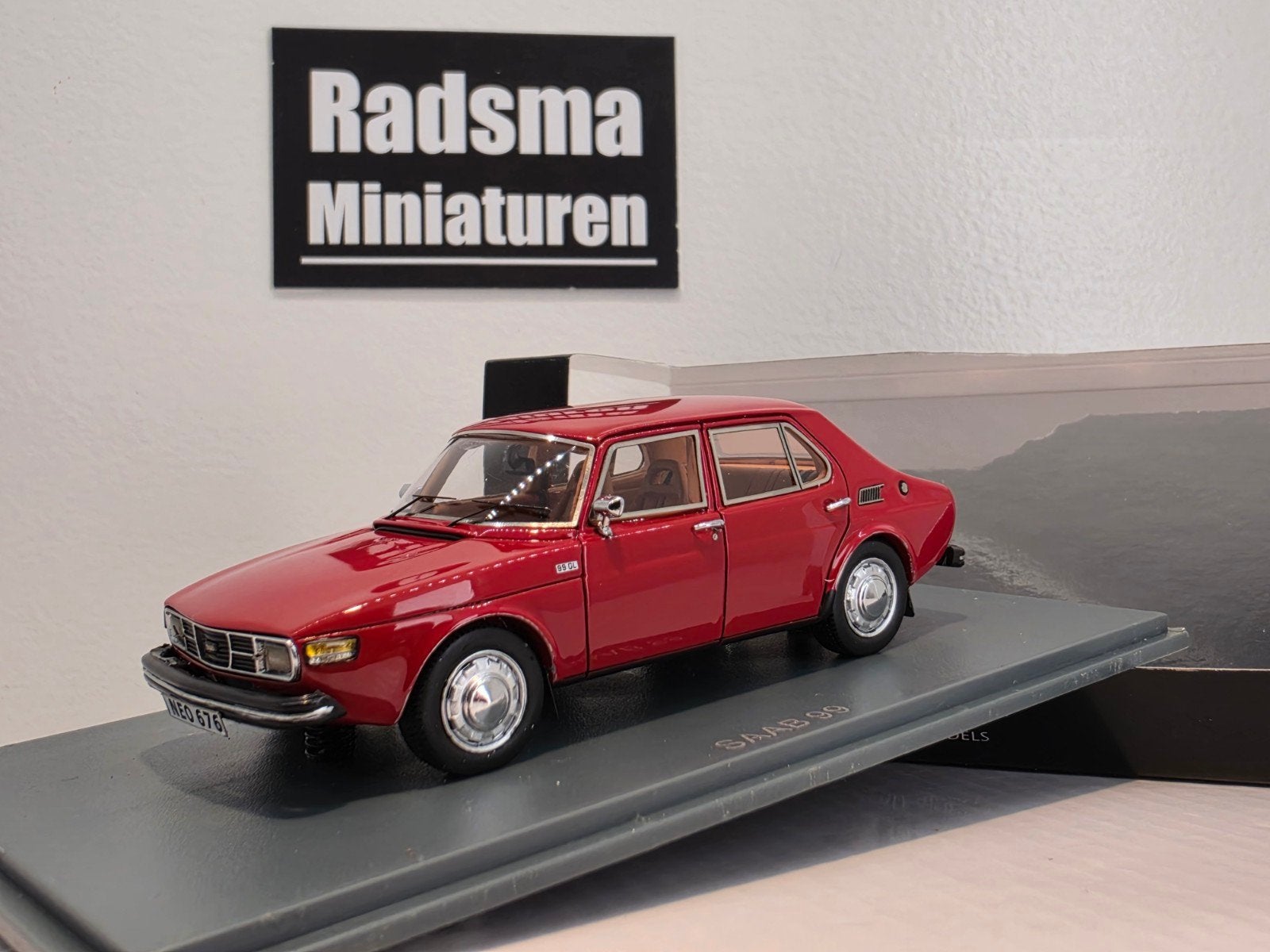 Saab 99 4-deurs 1975 - Rood - 1:43 Neo Scale Models, Hobby en Vrije tijd, Modelauto's | 1:43, Overige merken, Auto, Neo Scale Models