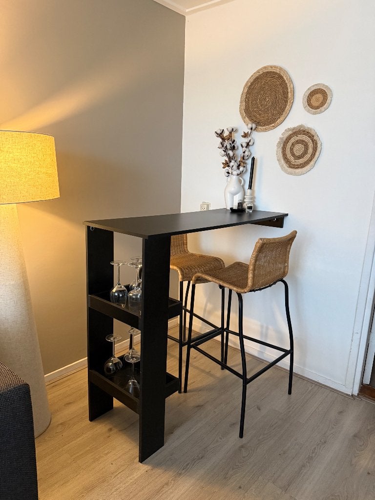 Bartafel met barkrukken
