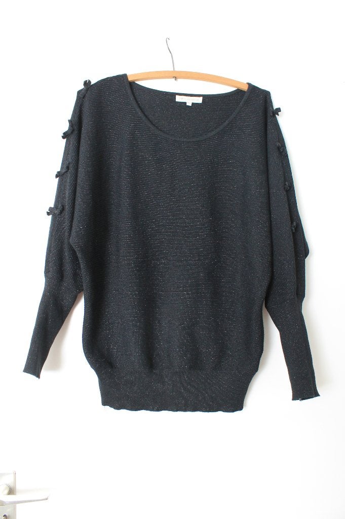 JTS Millenium zwarte glitter trui strikjes op mouwen 1 maat, Kleding | Dames, Maat 38/40 (M), Verzenden, Zwart, Zo goed als nieuw