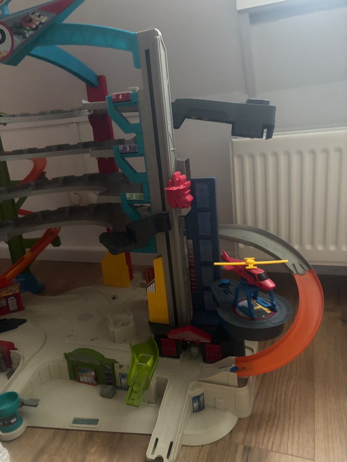 Hot Wheels Ultimate Garage met haai en helikopter, Kinderen en Baby's, Ophalen, Gebruikt