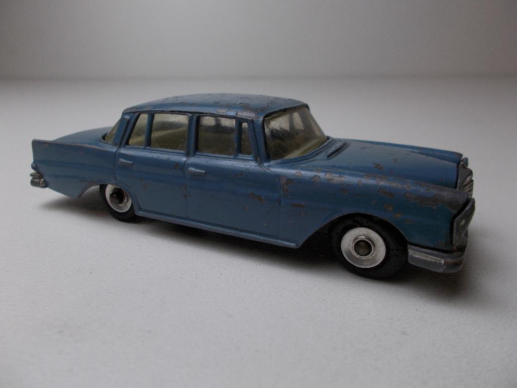 1962 Dinky Toys 186 MERCEDES-BENZ 220 SE (-H-)