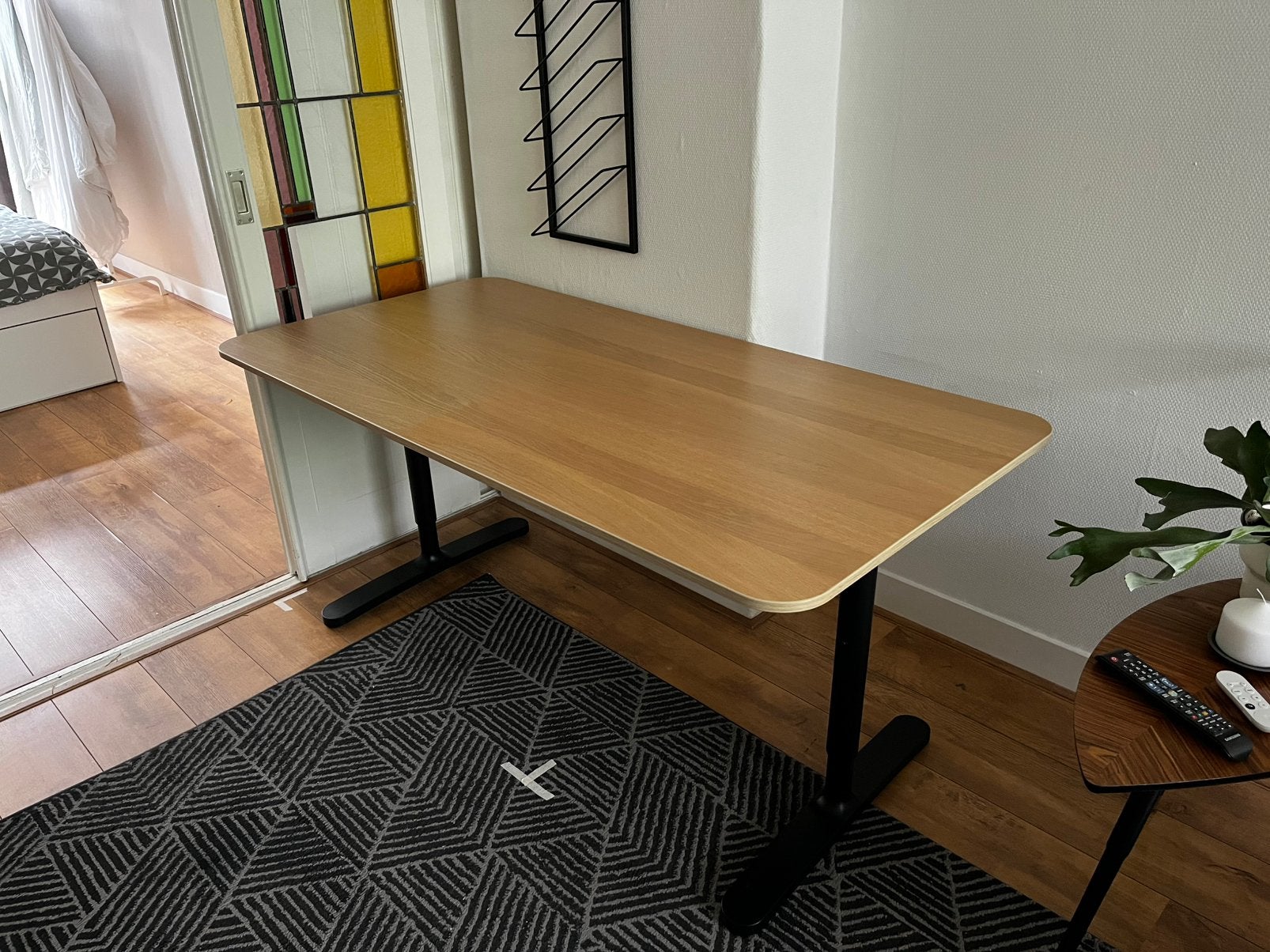 IKEA BEKANT bureau, Ophalen, 160 cm, Kabelgoot, Bruin