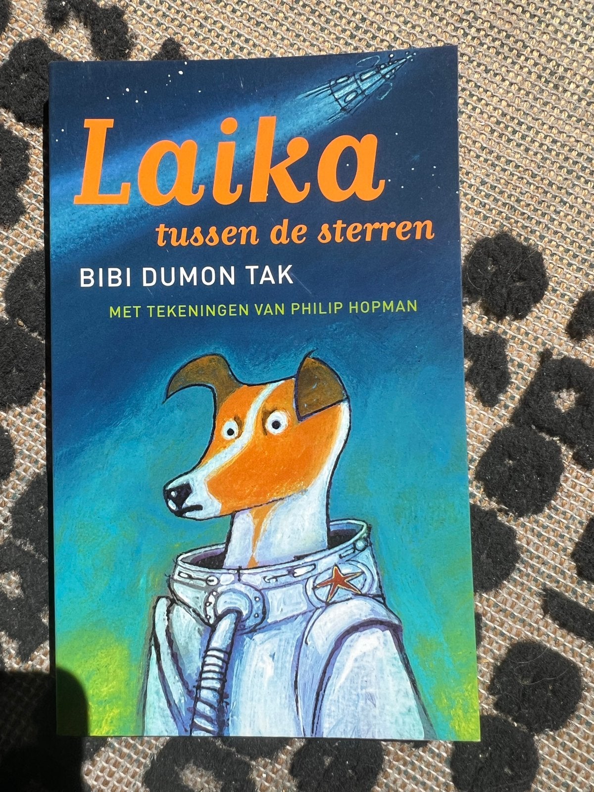 Laika tussen de sterren - Bibi Dumon Tak, Ophalen of Verzenden, Zo goed als nieuw, Non-fictie