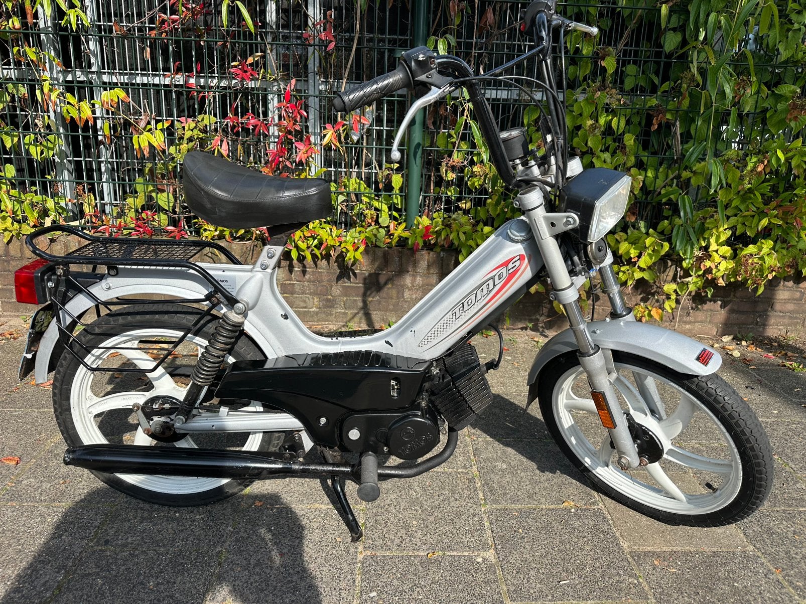 Tomos snorbrommer start in 1x met helm rijdt goed, Fietsen en Brommers, Ophalen, Gebruikt