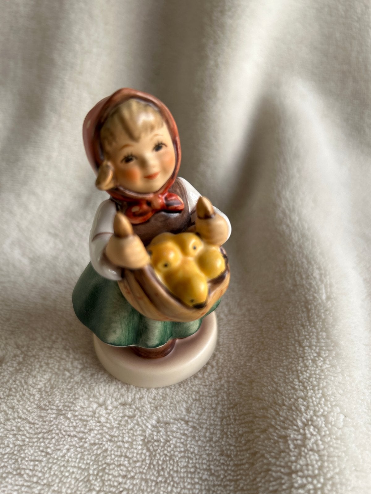 Hummel beeldje meisje met fruitmandje 1987, Verzamelen, Beelden en Beeldjes, Ophalen of Verzenden, Zo goed als nieuw, Hummel