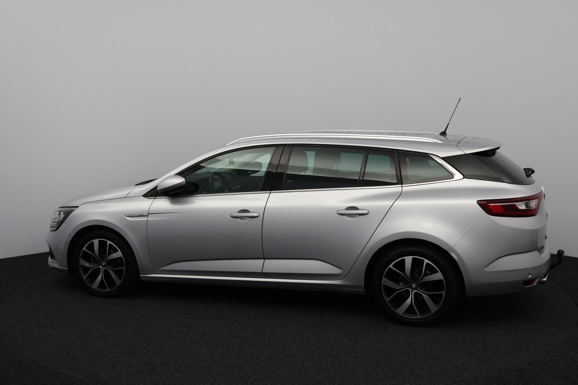 Renault Mégane Estate 1.3 TCe Bose/ Automaat/ Trekhaak/ 17', Gebruikt, 4 cilinders, 1290 kg, Leder en Stof