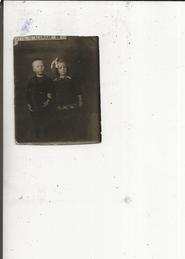 Alkmaar Verbaasd kijkende broer en zus Foto, Ophalen of Verzenden, Voor 1920, Ongelopen, Noord-Holland