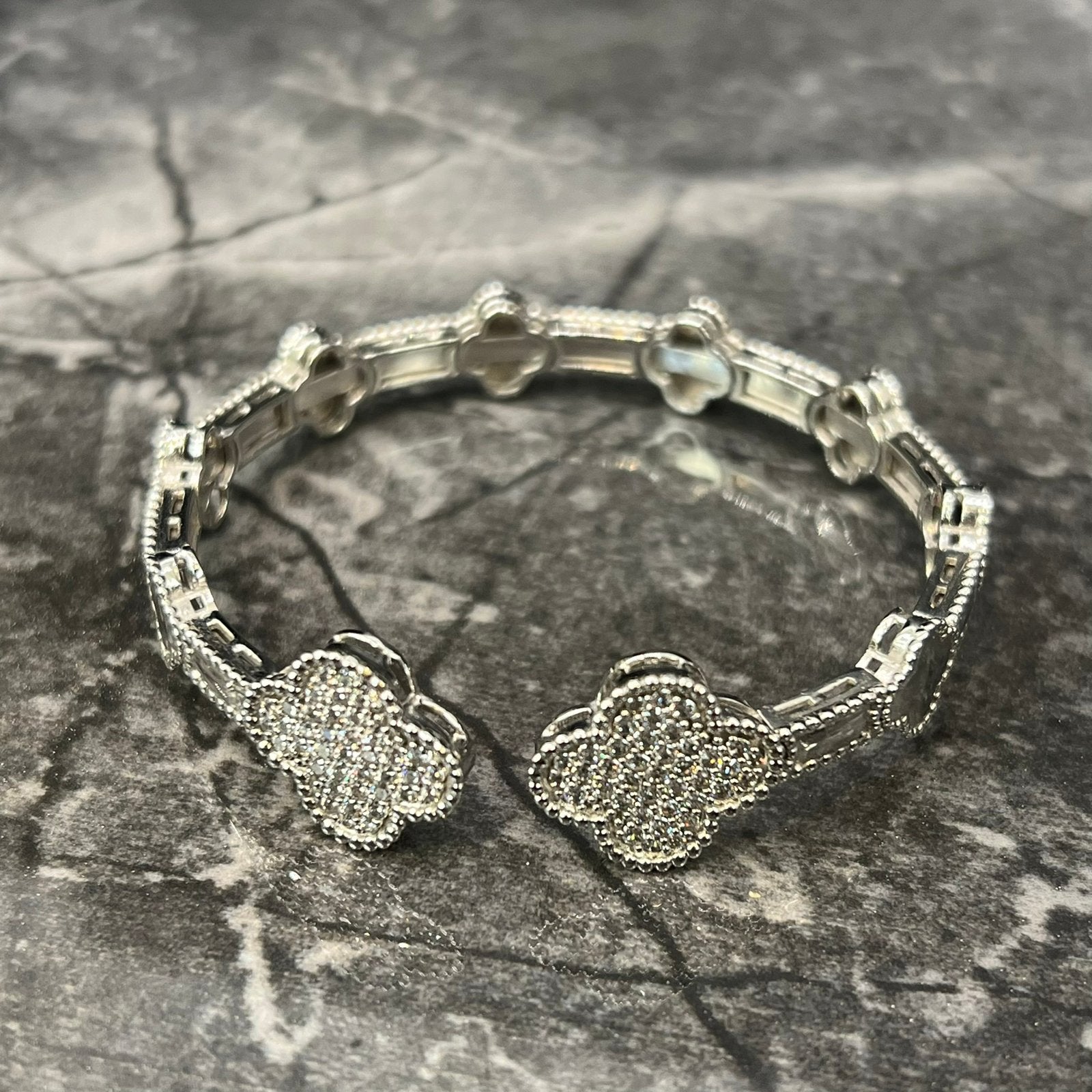 18 karaat witgouden armband klavervier model, Ophalen of Verzenden, Nieuw, Goud