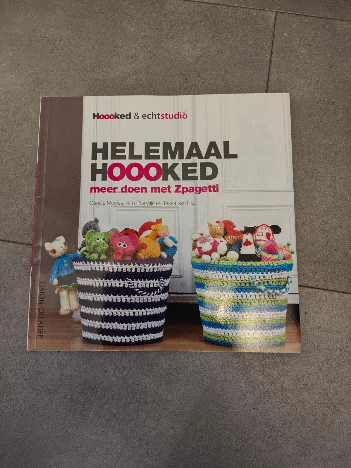 Kim Poelwijk - Helemaal Hoooked, Breien en Haken, Ophalen of Verzenden, Zo goed als nieuw, Kim Poelwijk; Tessa van Riet; G. Mosies
