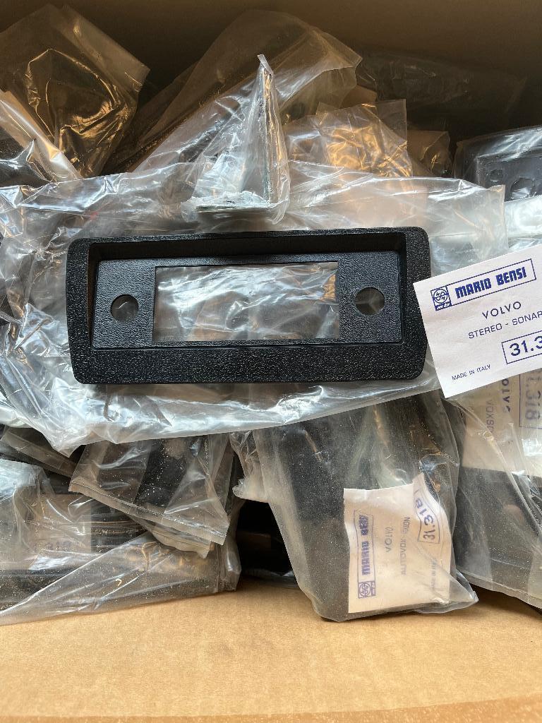 Doos vol klassieke Volvo  auto radio frontjes, Auto diversen, O, O, O, Nieuw