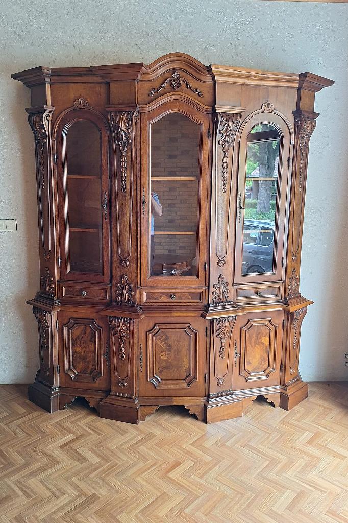 Een walnoten Italiaanse Barok vitrinekast,  en een tafel, Ophalen