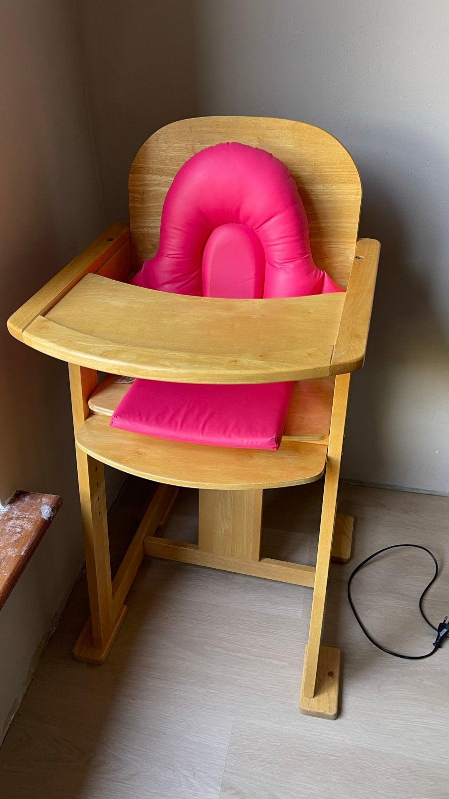 Houten Kinderstoel met Roze Kussen - Meegroeistoel, Ophalen, Gebruikt, Meegroeistoel, Aanschuifbaar